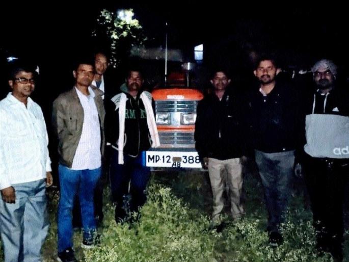 Midnight watch over illegal sand traffic | अवैध रेती वाहतुकीवर मध्यरात्रीही नजर Midnight watch over illegal sand traffic | अवैध रेती वाहतुकीवर मध्यरात्रीही नजर