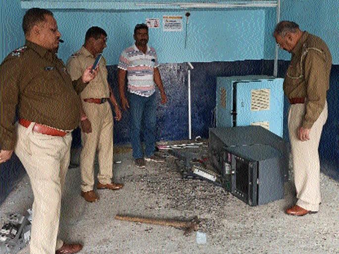 ATMs burst with collision | टपरीसह एटीएम फोडले ATMs burst with collision | टपरीसह एटीएम फोडले