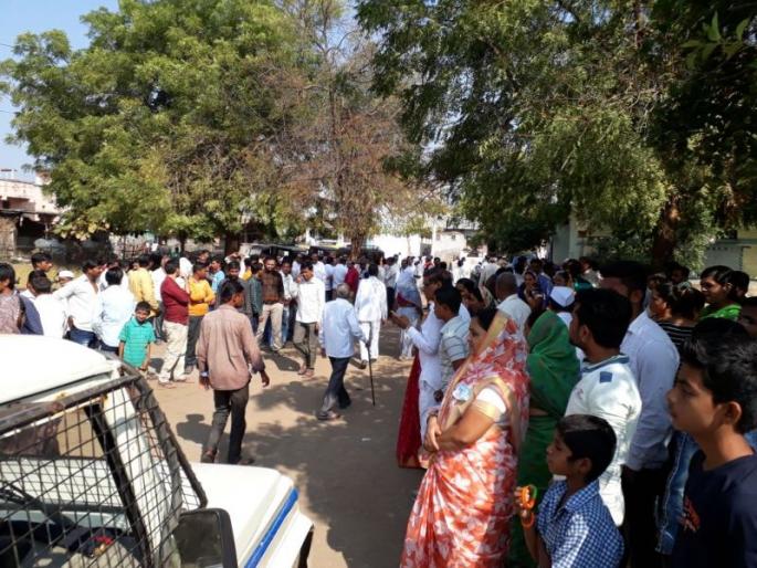 Vibrant voting in Shindkheda Nagar Panchayat elections | शिंदखेडा नगरपंचायत निवडणुकीत मतदानाचा उत्साह Vibrant voting in Shindkheda Nagar Panchayat elections | शिंदखेडा नगरपंचायत निवडणुकीत मतदानाचा उत्साह