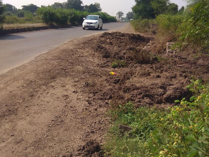The possibility of accident on the highway in the same way even after rain! | पावसानंतरही गाळ तसाच रस्त्यावर महामार्गावर अपघाताची शक्यता! The possibility of accident on the highway in the same way even after rain! | पावसानंतरही गाळ तसाच रस्त्यावर महामार्गावर अपघाताची शक्यता!