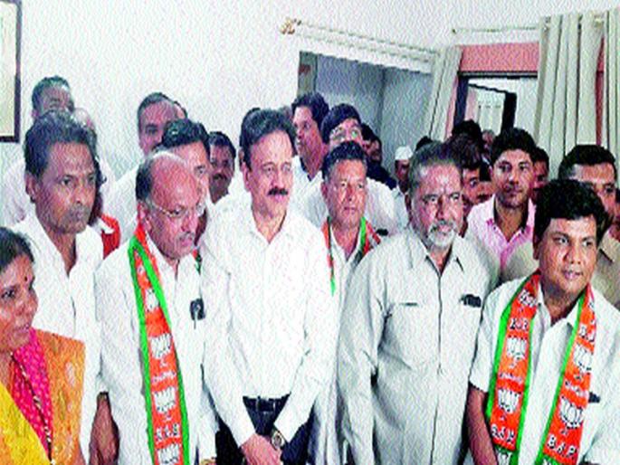 Five corporators including Dindori city president, BJP | दिंडोरीच्या नगराध्यक्षांसह पाच नगरसेवक भाजपात Five corporators including Dindori city president, BJP | दिंडोरीच्या नगराध्यक्षांसह पाच नगरसेवक भाजपात