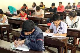 Students fall victim to the politics of the final exams | अंतीम परीक्षांच्या राजकारणात विद्यार्थ्यांचा बळी Students fall victim to the politics of the final exams | अंतीम परीक्षांच्या राजकारणात विद्यार्थ्यांचा बळी