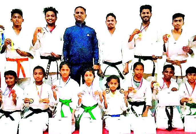 In the state-level karate competition, the district has 35 medals | राज्यस्तरीय कराटे स्पर्धेत जिल्ह्याला ३५ पदके