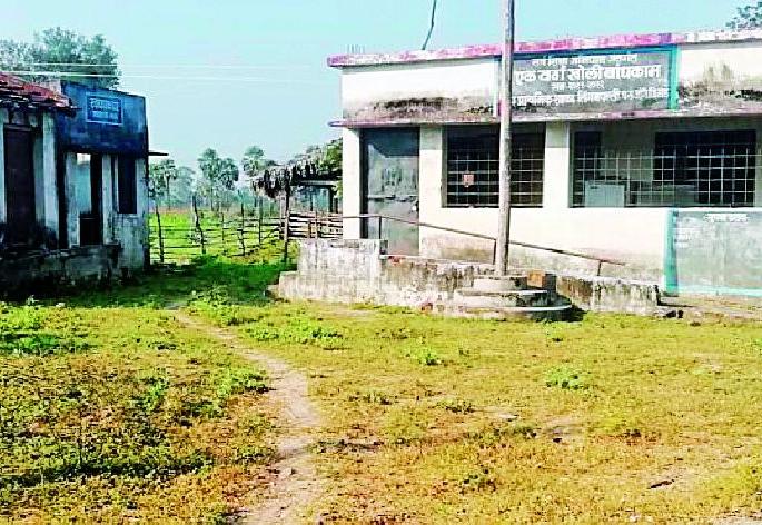 Lingampalli School opens only on 15th August and 26th January | लिंगमपल्लीची शाळा उघडते केवळ १५ ऑगस्ट व २६ जानेवारीला Lingampalli School opens only on 15th August and 26th January | लिंगमपल्लीची शाळा उघडते केवळ १५ ऑगस्ट व २६ जानेवारीला