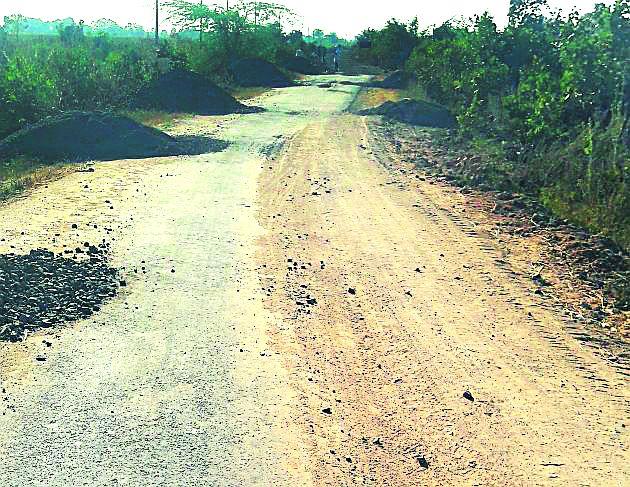 Slab on smooth roads | गुळगुळीत रस्त्यांवरच डांबराचा थर