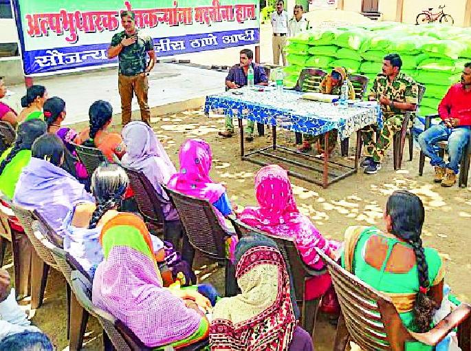Fertilizer distribution to 100 farmers | १०० शेतकऱ्यांना खताचे वाटप Fertilizer distribution to 100 farmers | १०० शेतकऱ्यांना खताचे वाटप