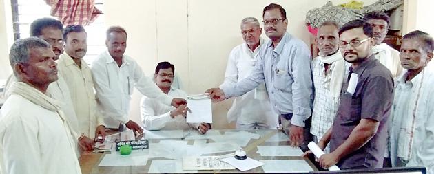 Extension of loan forgiveness application | कर्जमाफी अर्जाला मुदतवाढ द्या Extension of loan forgiveness application | कर्जमाफी अर्जाला मुदतवाढ द्या