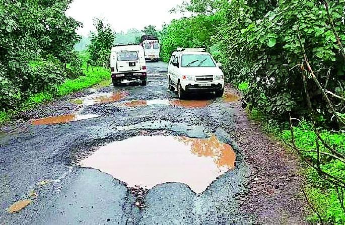 A life-threatening journey through a rocky road | खड्डेमय मार्गावरून जीवघेणा प्रवास
