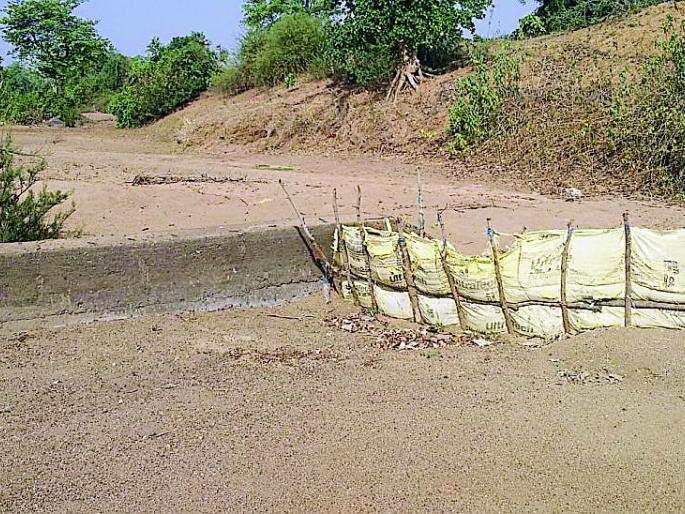 Lack of protection wall in the barn | बंधाऱ्यात संरक्षण भिंतीचा अभाव Lack of protection wall in the barn | बंधाऱ्यात संरक्षण भिंतीचा अभाव
