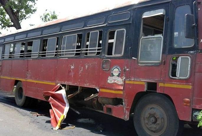 Tractor and bus collide in Gadchiroli; No casualties | गडचिरोलीत ट्रॅक्टर व बसची धडक; जिवीतहानी नाही Tractor and bus collide in Gadchiroli; No casualties | गडचिरोलीत ट्रॅक्टर व बसची धडक; जिवीतहानी नाही