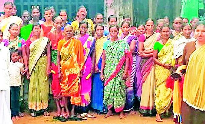 Aggressive Women to Drunkenness | दारूबंदी करण्यासाठी महिला आक्रमक Aggressive Women to Drunkenness | दारूबंदी करण्यासाठी महिला आक्रमक