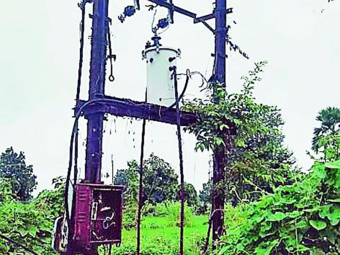 Burned DPs and bent electrical poles are still not repaired | जळालेली डीपी व वाकलेल्या विद्युत खांबांची अजुनही दुरुस्ती नाही Burned DPs and bent electrical poles are still not repaired | जळालेली डीपी व वाकलेल्या विद्युत खांबांची अजुनही दुरुस्ती नाही