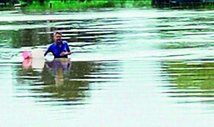 He made his way through waist-deep water | कंबरभर पाण्यातून त्याने काढला मार्ग