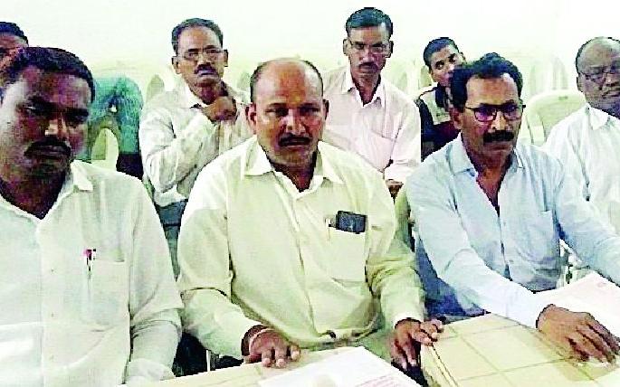 Government's Crop Insurance Scheme fraudulent | सरकारची पीक विमा योजना फसवी