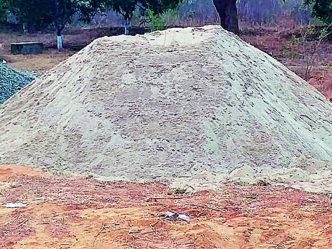 Sand dumping in Desaiganj even though no auction was held | लिलाव झाला नसतानाही देसाईगंजात रेती डम्पिंग Sand dumping in Desaiganj even though no auction was held | लिलाव झाला नसतानाही देसाईगंजात रेती डम्पिंग