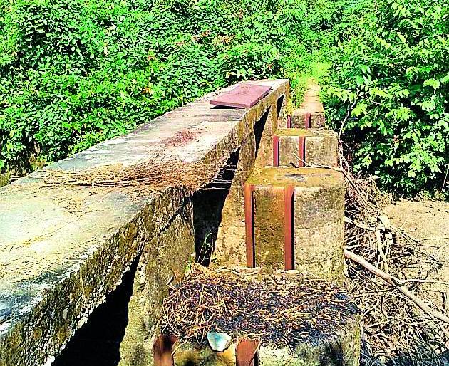 Both bundles on the Naduvahi Nallah inefficiently | नाडवाही नाल्यावरील दोन्ही बंधारे कुचकामी Both bundles on the Naduvahi Nallah inefficiently | नाडवाही नाल्यावरील दोन्ही बंधारे कुचकामी