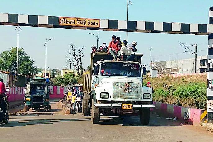 Fatal traffic from the railway bridge | रेल्वे पुलातून जीवघेणी वाहतूक Fatal traffic from the railway bridge | रेल्वे पुलातून जीवघेणी वाहतूक