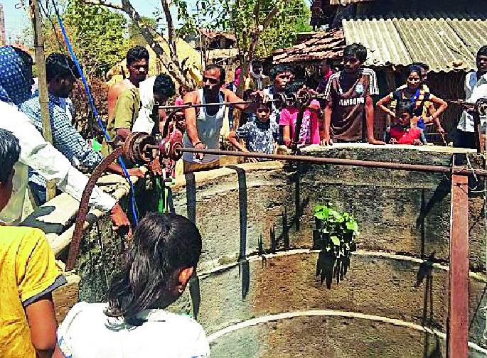 Three pumps on public wells seized | सार्वजनिक विहिरीवरील तीन पंप जप्त Three pumps on public wells seized | सार्वजनिक विहिरीवरील तीन पंप जप्त