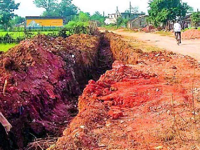 Archaeological excavation of cross roads | कोरचीतील रस्ते अतिक्रमणाच्या विळख्यात