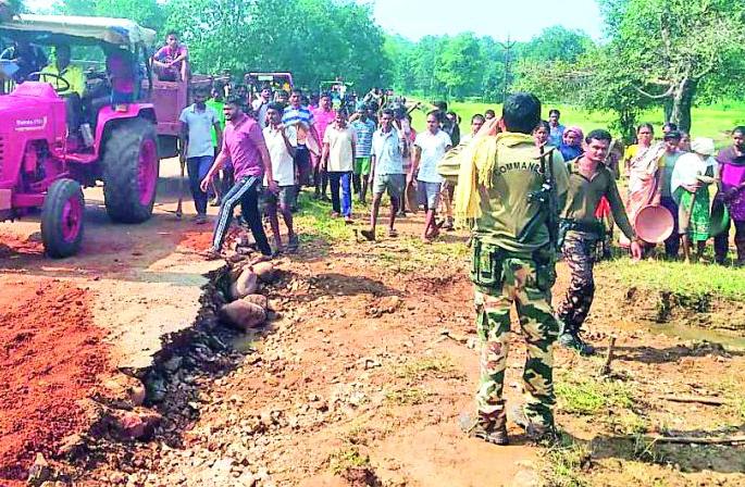 Repair of Lahiri road from labor | श्रमदानातून लाहेरी रस्त्याची दुरूस्ती Repair of Lahiri road from labor | श्रमदानातून लाहेरी रस्त्याची दुरूस्ती