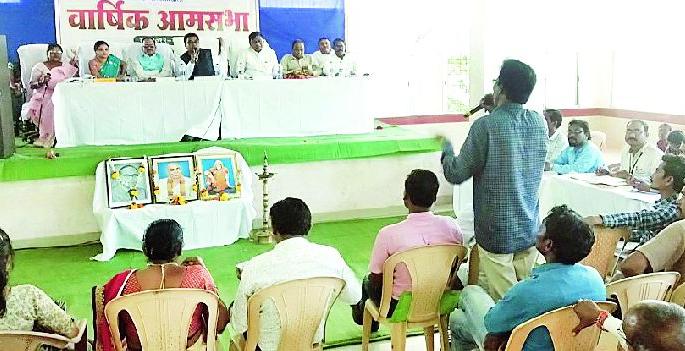 Gatherings, meetings held on the streets of Pandan | घरकूल, पांदण रस्त्यांवर गाजली सभा Gatherings, meetings held on the streets of Pandan | घरकूल, पांदण रस्त्यांवर गाजली सभा