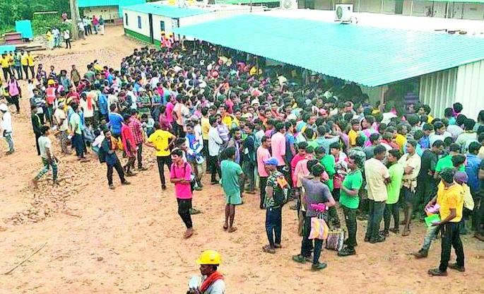 The number of job seekers is increasing in the iron mine | लोहखाणीत वाढताहे काम मागणाऱ्यांची गर्दी The number of job seekers is increasing in the iron mine | लोहखाणीत वाढताहे काम मागणाऱ्यांची गर्दी