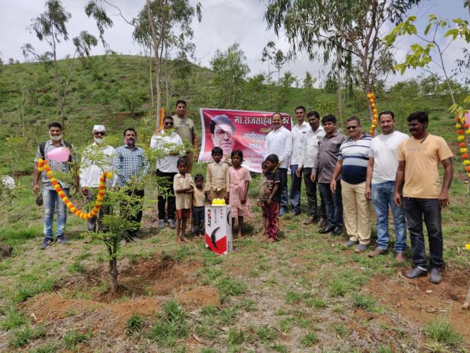 Celebrate the birthday of a tree planted five years ago | पाच वर्षांपूर्वी लावलेल्या वृक्षांचा वाढदिवस साजरा