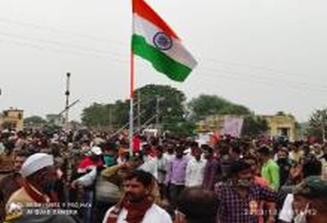 Suresh Ghuge was cremated at Astagaon in a military crematorium | अस्तगाव येथे सुरेश घुगे यांच्यावर लष्करी इतमामात अंत्यसंस्कार Suresh Ghuge was cremated at Astagaon in a military crematorium | अस्तगाव येथे सुरेश घुगे यांच्यावर लष्करी इतमामात अंत्यसंस्कार