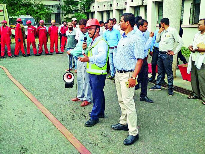 Bamba found in office | कार्यालयात आढळला बाँम्ब Bamba found in office | कार्यालयात आढळला बाँम्ब