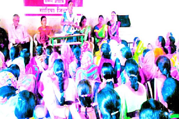 Give 18 thousand monies to school nutrition workers | शालेय पोषण आहार कर्मचाऱ्यांना १८ हजार मानधन द्या