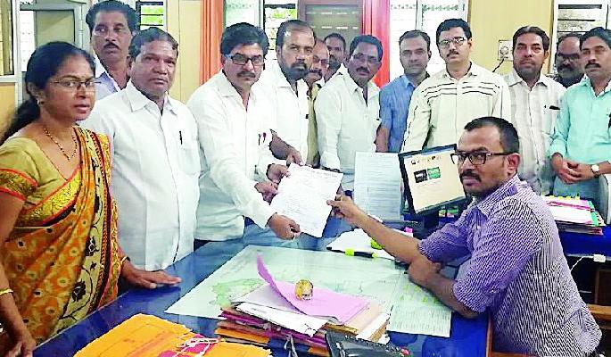 Take strong action against those who burn the Constitution | संविधानाच्या प्रती जाळणाऱ्यांवर कठोर कारवाई करा Take strong action against those who burn the Constitution | संविधानाच्या प्रती जाळणाऱ्यांवर कठोर कारवाई करा