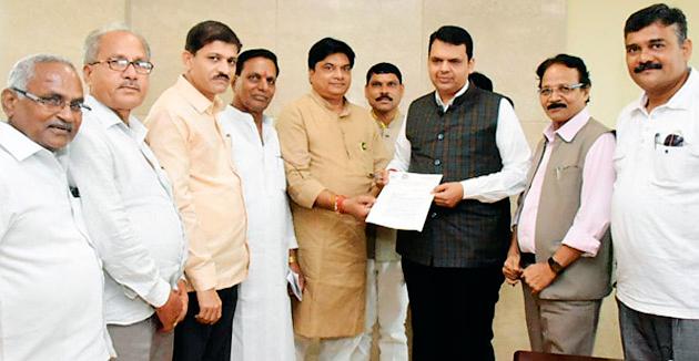 Immediately help the farmers | शेतकºयांना तातडीने मदत करा