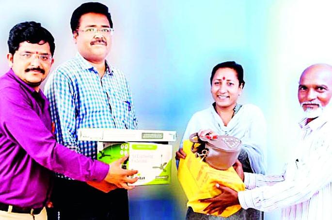 Social commitment to help an orphan girl | अनाथ मुलीला मदत करुन जपली सामाजिक बांधिलकी Social commitment to help an orphan girl | अनाथ मुलीला मदत करुन जपली सामाजिक बांधिलकी