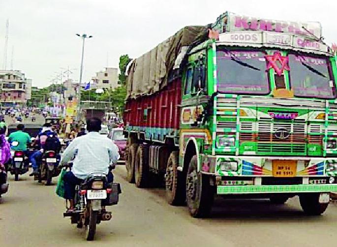 Traffic in the city | शहरात वाहतुकीची कोंडी Traffic in the city | शहरात वाहतुकीची कोंडी