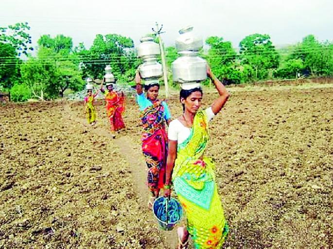 Life has come, but doivara danda does not leave | आयुष्य सरले, पण डोईवरचा हंडा उतरलाच नाही Life has come, but doivara danda does not leave | आयुष्य सरले, पण डोईवरचा हंडा उतरलाच नाही