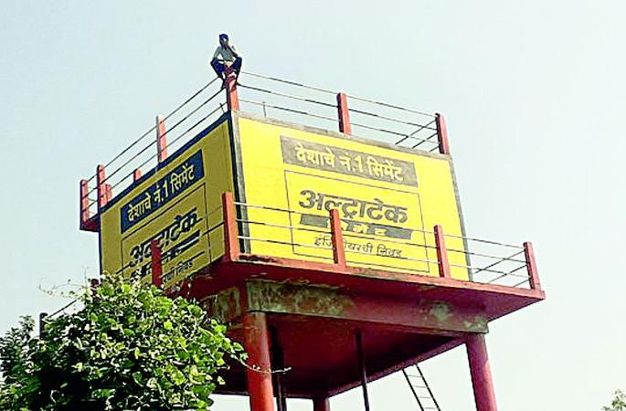 Veerugiri by climbing a farmer's water tank for Pandan road | पांदण रस्त्यासाठी शेतकऱ्याची पाणी टाकीवर चढून वीरुगिरी Veerugiri by climbing a farmer's water tank for Pandan road | पांदण रस्त्यासाठी शेतकऱ्याची पाणी टाकीवर चढून वीरुगिरी