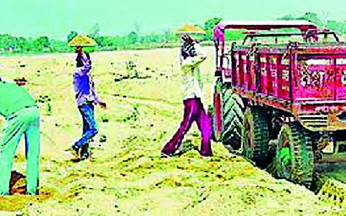 Invalid sandal of sand on the sand | रेतीघाटावरून रेतीचा अवैध उपसा सुरूच Invalid sandal of sand on the sand | रेतीघाटावरून रेतीचा अवैध उपसा सुरूच