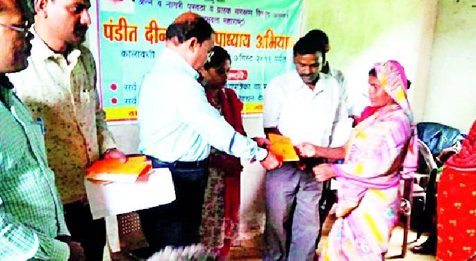 On the eve of independence, he received a scholarship | स्वातंत्र्याच्या पूर्वसंध्येला त्यांना मिळाली शिधापत्रिका On the eve of independence, he received a scholarship | स्वातंत्र्याच्या पूर्वसंध्येला त्यांना मिळाली शिधापत्रिका