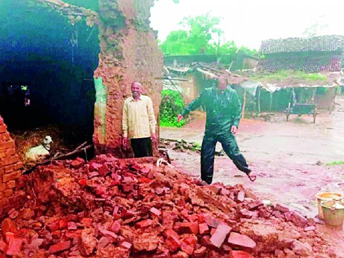 Hundreds of homes collapse with incessant rains | संततधार पावसाने शेकडो घरांची पडझड Hundreds of homes collapse with incessant rains | संततधार पावसाने शेकडो घरांची पडझड