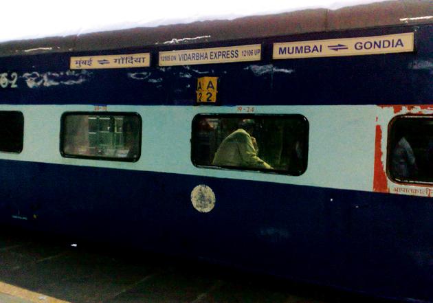 Will Vidarbha Express run on time? | विदर्भ एक्स्प्रेस कधी धावणार वेळेवर?