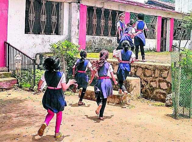 395 students of private schools in ZP School | खासगी शाळेतील ३९५ विद्यार्थी जि.प.शाळेत 395 students of private schools in ZP School | खासगी शाळेतील ३९५ विद्यार्थी जि.प.शाळेत