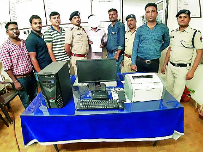 Ticket sales online at the center | तिकीट विक्री करणाऱ्या आॅनलाईन सेंटरवर धाड Ticket sales online at the center | तिकीट विक्री करणाऱ्या आॅनलाईन सेंटरवर धाड