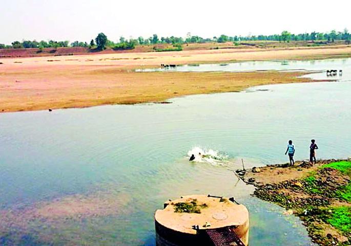 Watering without water canal repair | कालव्याच्या दुरूस्तीशिवाय पाणी आणण्याची कसरत Watering without water canal repair | कालव्याच्या दुरूस्तीशिवाय पाणी आणण्याची कसरत