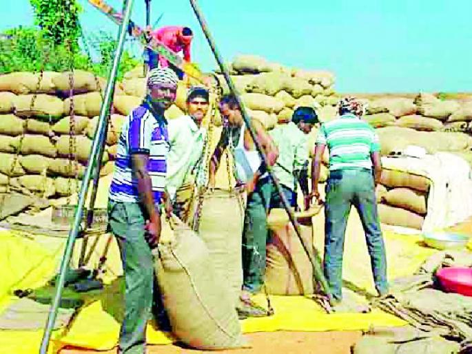 Unverified weight cuts at many paddy shopping centers | अनेक धान खरेदी केंद्रावर अप्रमाणित वजन काटे Unverified weight cuts at many paddy shopping centers | अनेक धान खरेदी केंद्रावर अप्रमाणित वजन काटे