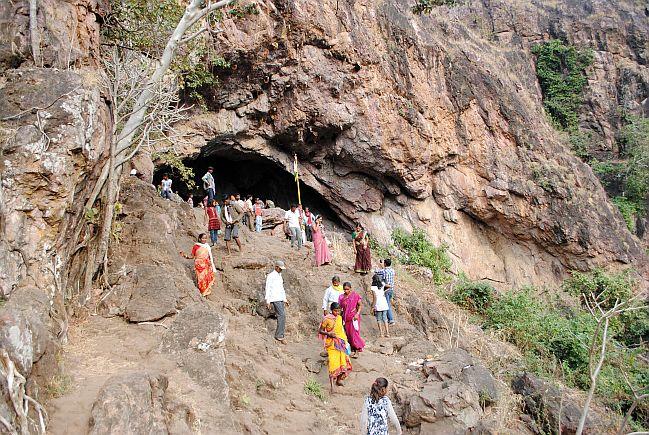 gond tribes cultural fest : famous kachargad jatra of gondia district has started from 14 february | भाविकांच्या गर्दीने फुलले कचारगड, पाच दिवस होणार 'जय सेवा'चा जयघोष gond tribes cultural fest : famous kachargad jatra of gondia district has started from 14 february | भाविकांच्या गर्दीने फुलले कचारगड, पाच दिवस होणार 'जय सेवा'चा जयघोष