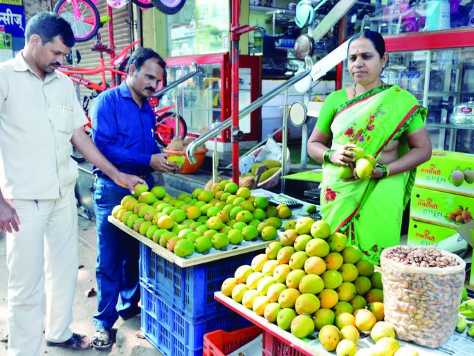 In comparison to last year, the drop in inward half, more in Sindhudurg | गतवर्षीच्या तुलनेत आवक निम्म्याने घसरली, सिंधुदुर्गातील हापूस अधिक In comparison to last year, the drop in inward half, more in Sindhudurg | गतवर्षीच्या तुलनेत आवक निम्म्याने घसरली, सिंधुदुर्गातील हापूस अधिक