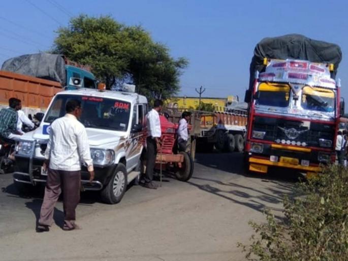 Due to the sub-divisional vehicle | उपजिल्हाधिकाऱ्यांच्या वाहनाला दिली धडक Due to the sub-divisional vehicle | उपजिल्हाधिकाऱ्यांच्या वाहनाला दिली धडक