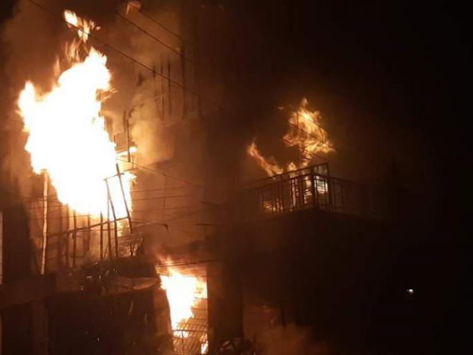 Fire at Hingoli two shops in the fire | हिंगोलीत आगीत दोन दुकाने भस्मसात