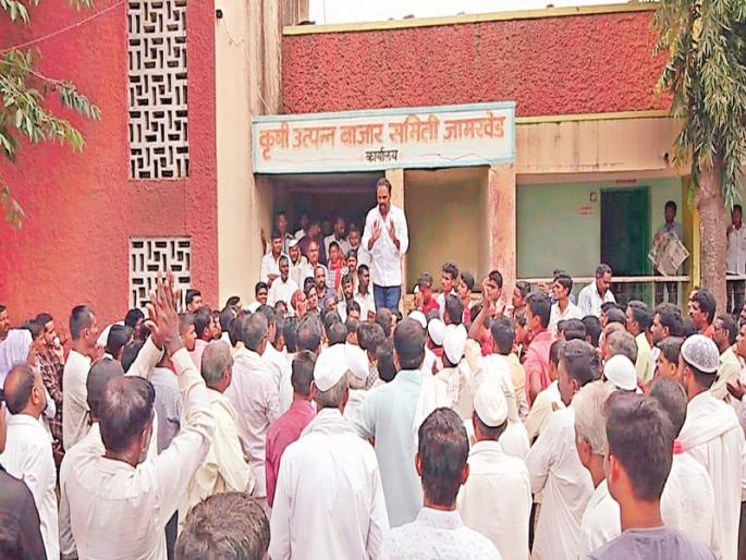 Farmers, traders in Jamkhed closed the cattle market | जामखेडमध्ये शेतकरी, व्यापा-यांनी बंद पाडला जनावरांचा बाजार Farmers, traders in Jamkhed closed the cattle market | जामखेडमध्ये शेतकरी, व्यापा-यांनी बंद पाडला जनावरांचा बाजार