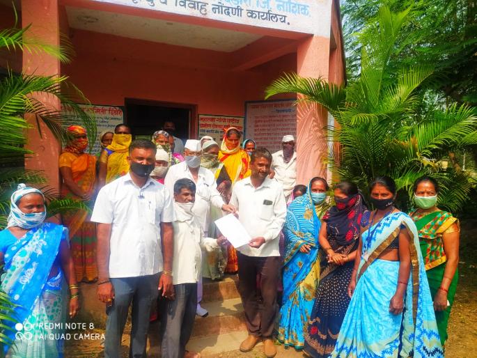 Prohibited women sit in the Gram Panchayat office | दारूबंदी महिलांचा ग्रामपंचायत कार्यालयात ठिय्या Prohibited women sit in the Gram Panchayat office | दारूबंदी महिलांचा ग्रामपंचायत कार्यालयात ठिय्या